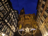 MARCHE DE NOEL DE STRASBOURG - 441EME EDITION - FETES - ILLUMINATIONS - DECORATIONS. Strasbourg 28 novembre 2010.Premier week-end d'ouverture du marché de Noël de Strasbourg. Décorations de Noël près de la Cathédrale.PHOTO Alexandre MARCHI.