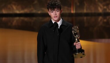 Aux Emmys 2025, Owen Cooper devient le plus jeune acteur jamais récompensé, sans même avoir vu sa série