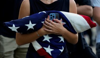 Après la mort de Charlie Kirk, la traque en ligne des réactions jugées hostiles à l’influenceur