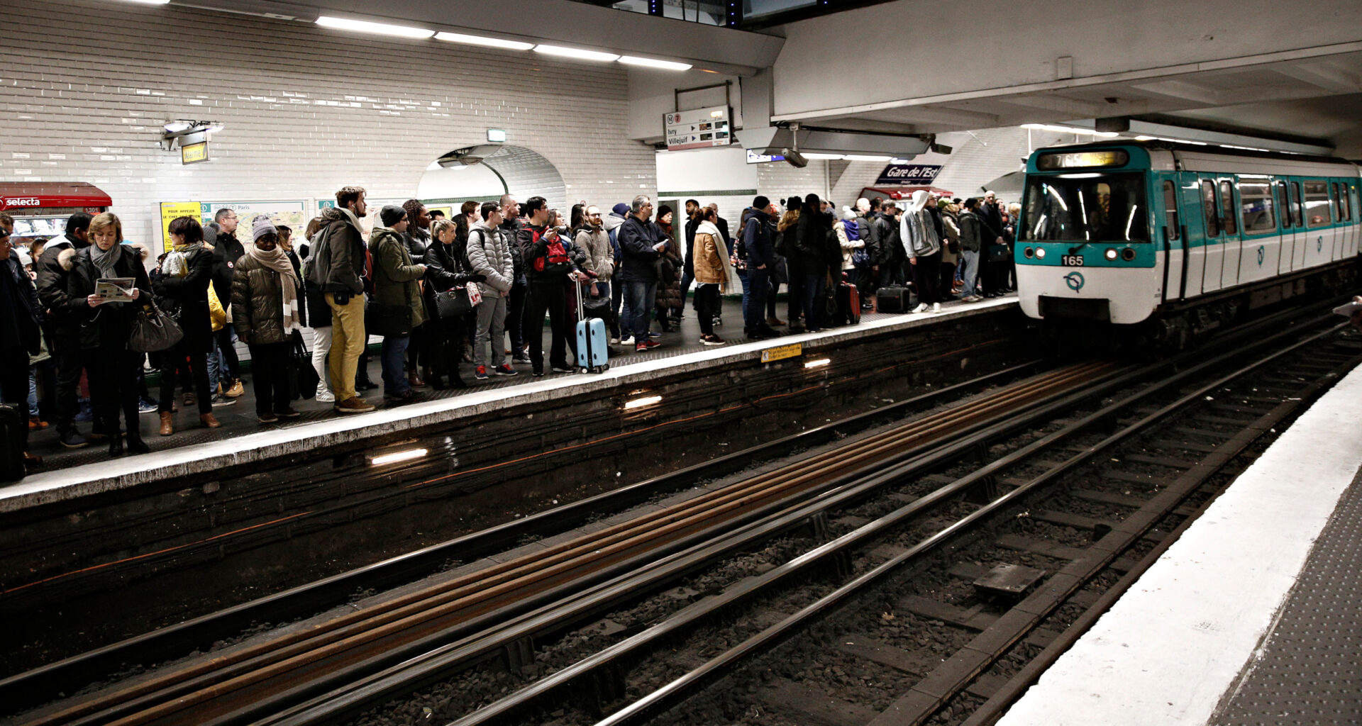 © Shutterstock - Métros, RER, bus et tramways seront fortement touchés par la mobilisation syndicale. Les prévisions détaillées annoncent une journée de galère pour les voyageurs.