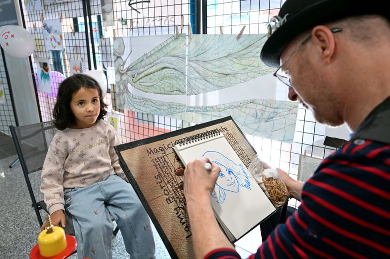 Le temps d’une caricature et d’un tour de magie, les enfants oublient qu’ils sont à l’hôpital. Animation dans le hall de l’Hôpital des enfants ce 16 septembre pour les 30 ans d’Hôpital Sourire.