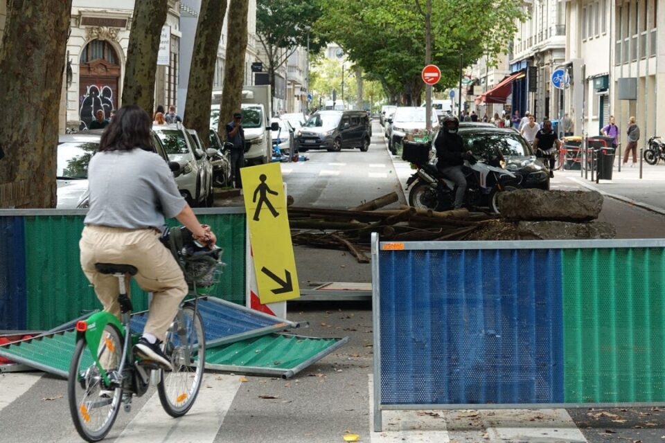Les Lyonnais doivent slalomer entre les barricades à vélo.