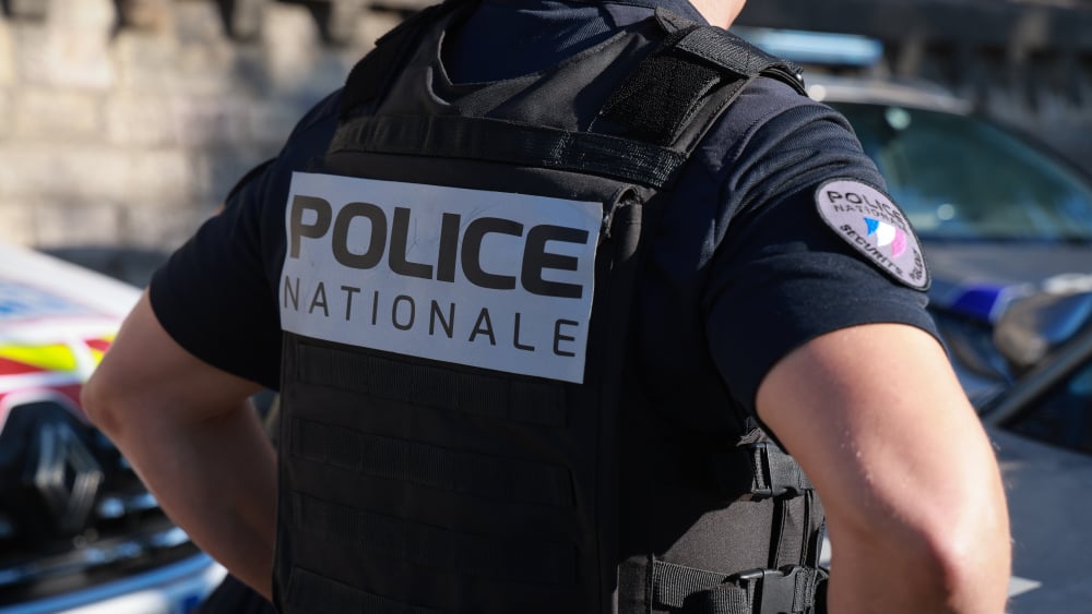 Deux hommes s'en prennent à leurs compagnes respectives après un différend routier
