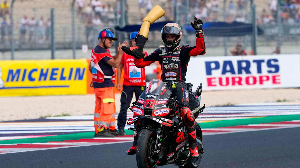 MotoGP: Marco Bezzecchi remporte le sprint à Misano, Marc Marquez chute