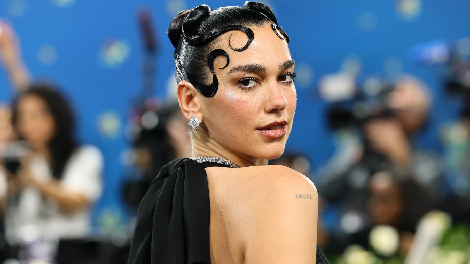 Dua Lipa accuse cet article mensonger sur elle d’exploiter « la tragédie mondiale » à Gaza