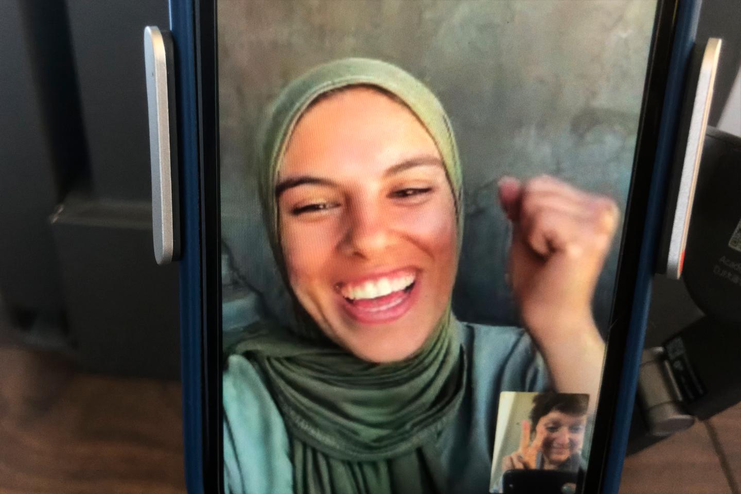 « Put Your Soul on Your Hand and Walk », film tombeau de la photographe palestinienne Fatma Hassona