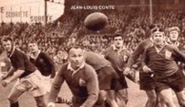 Séance de dédicaces au stade sur le livre Hommage à Alfred Roques
