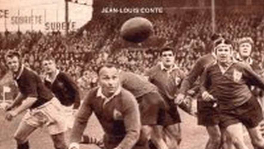 Séance de dédicaces au stade sur le livre Hommage à Alfred Roques