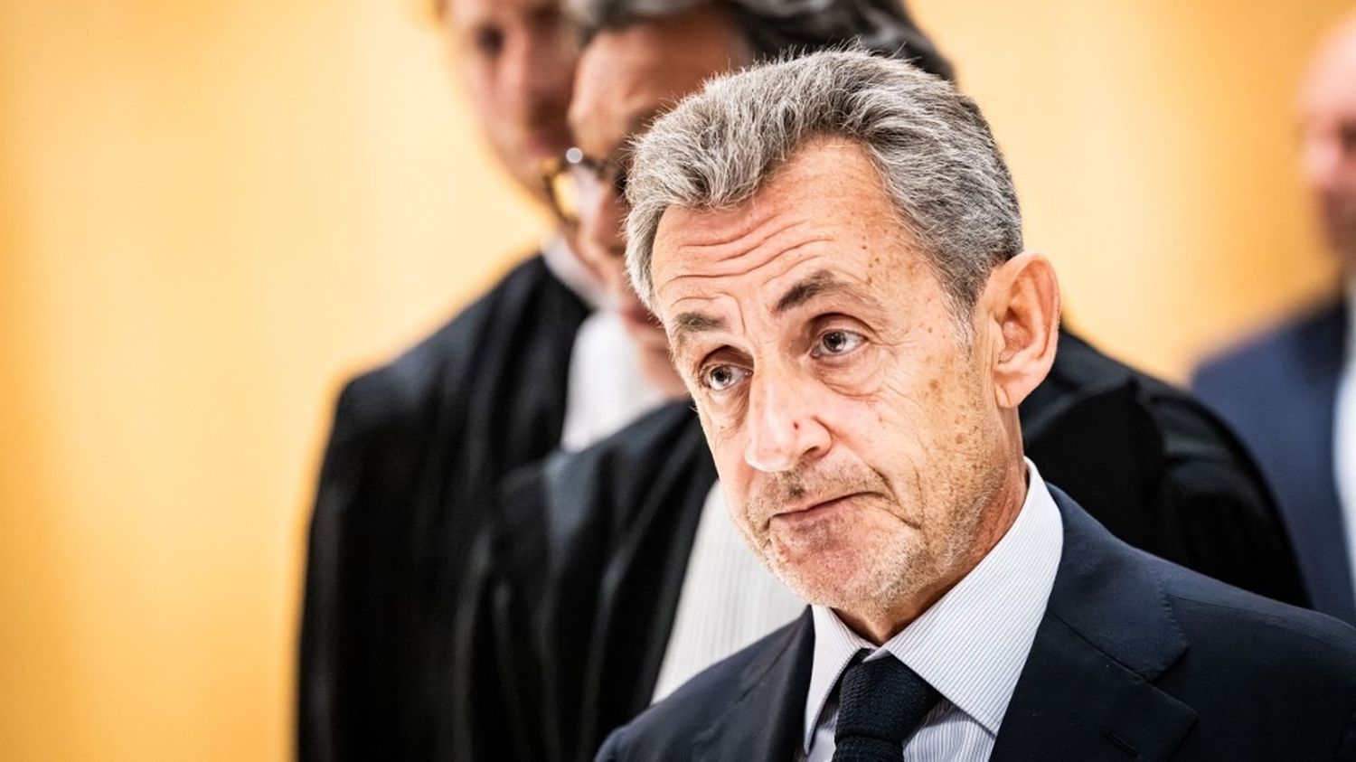 "Je m'attendais à tout, mais pas à cela", réagit Nicolas Sarkozy au sujet de sa condamnation à cinq ans de prison assortie d'une exécution provisoire