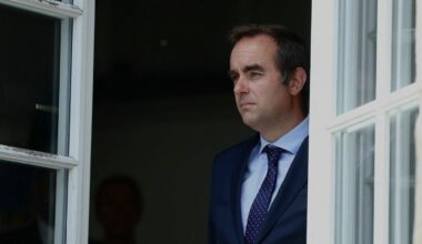 "C'est la même chose que François Bayrou, l'hypocrisie en plus", réagit l'insoumis Aurélien Le Coq