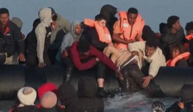 Bébé à bord, eau jusqu’aux cou, des migrants tentent la traversée vers l’Angleterre