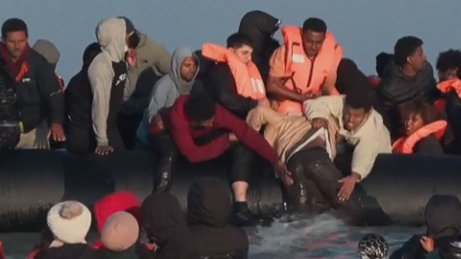 Bébé à bord, eau jusqu’aux cou, des migrants tentent la traversée vers l’Angleterre