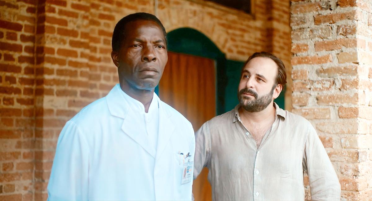 Isaac de Bankolé, dans le rôle du docteur Mukwege, et Vincent Macaigne, dans celui du docteur Cadière, son assistant belge : le tandem phare de « Muganga, celui qui soigne ».
