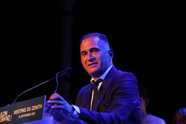 Michel Bonnus au pupitre devant des centaines de Toulonnais.