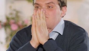 L’Amour est dans le pré : Mathieu, l’éleveur de brebis laitières, craque pour Marie B et Clémence, invitées à passer une semaine dans sa ferme en Aveyron