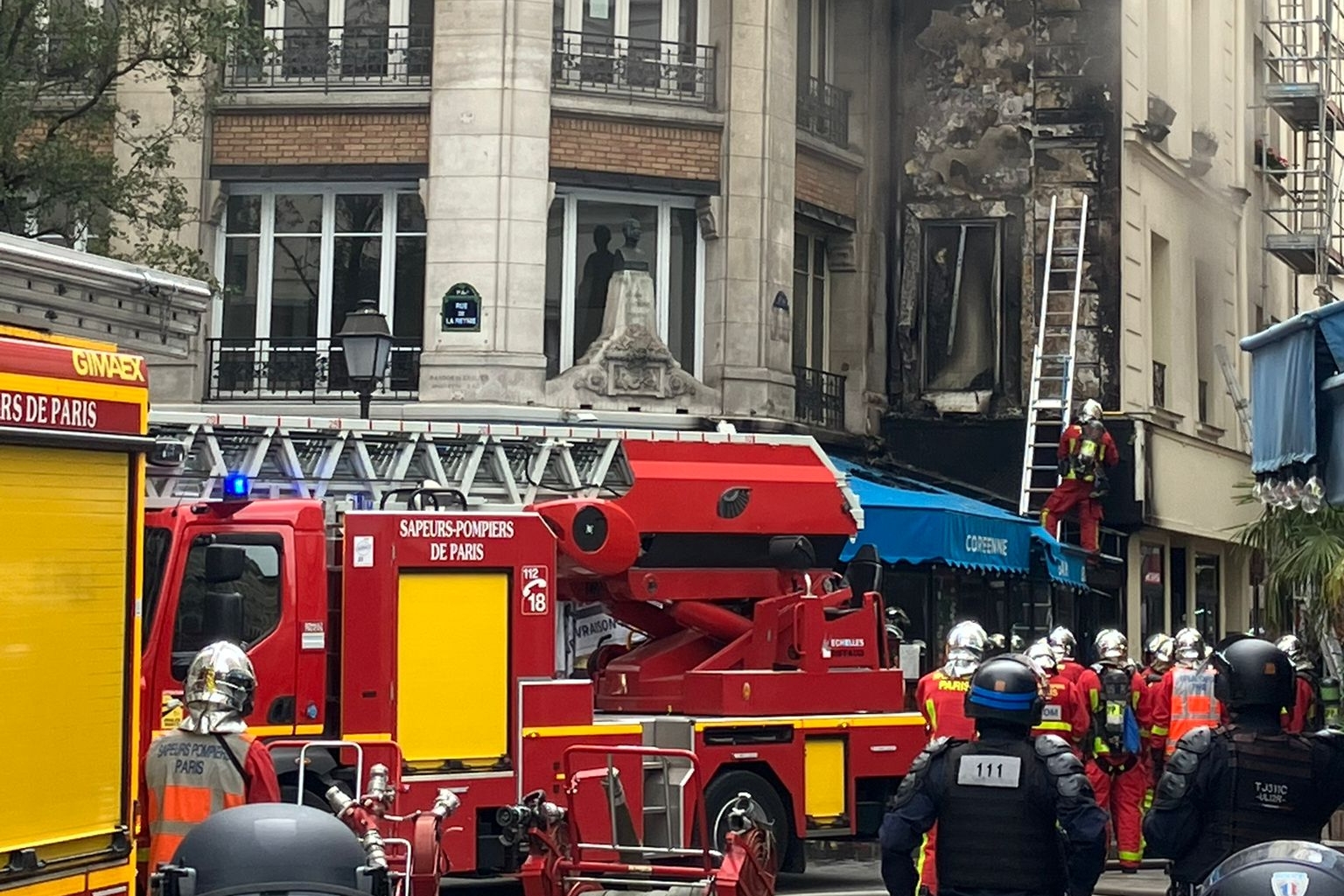 EN DIRECT - Blocages du 10 septembre : la façade d'un immeuble en feu à Paris, des tensions dans plusieurs villes