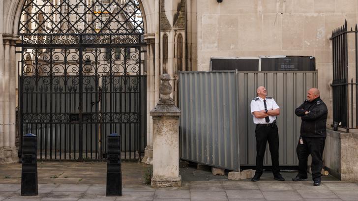 Deux agents de sécutité, ce lundi 8 septembre, devant deux palissades dissimulant aux passants la nouvelle oeuvre de Banksy, à Londres.