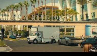 Glen Powell devient Chad Powers : bande-annonce (VF) - Portail Orange