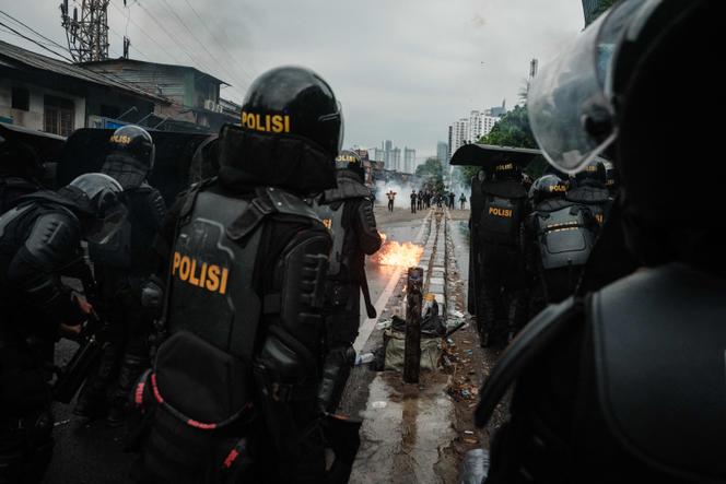 Des policiers affrontent des manifestants, près du Parlement, à Djakarta, le 28 août 2025.