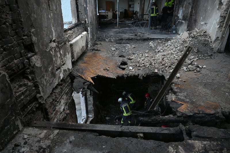 Des sauveteurs ukrainiens dans le bâtiment du gouvernement ukrainien endommagé la veille lors d'une frappe aérienne russe massive, le 8 septembre 2025 à Kiev
