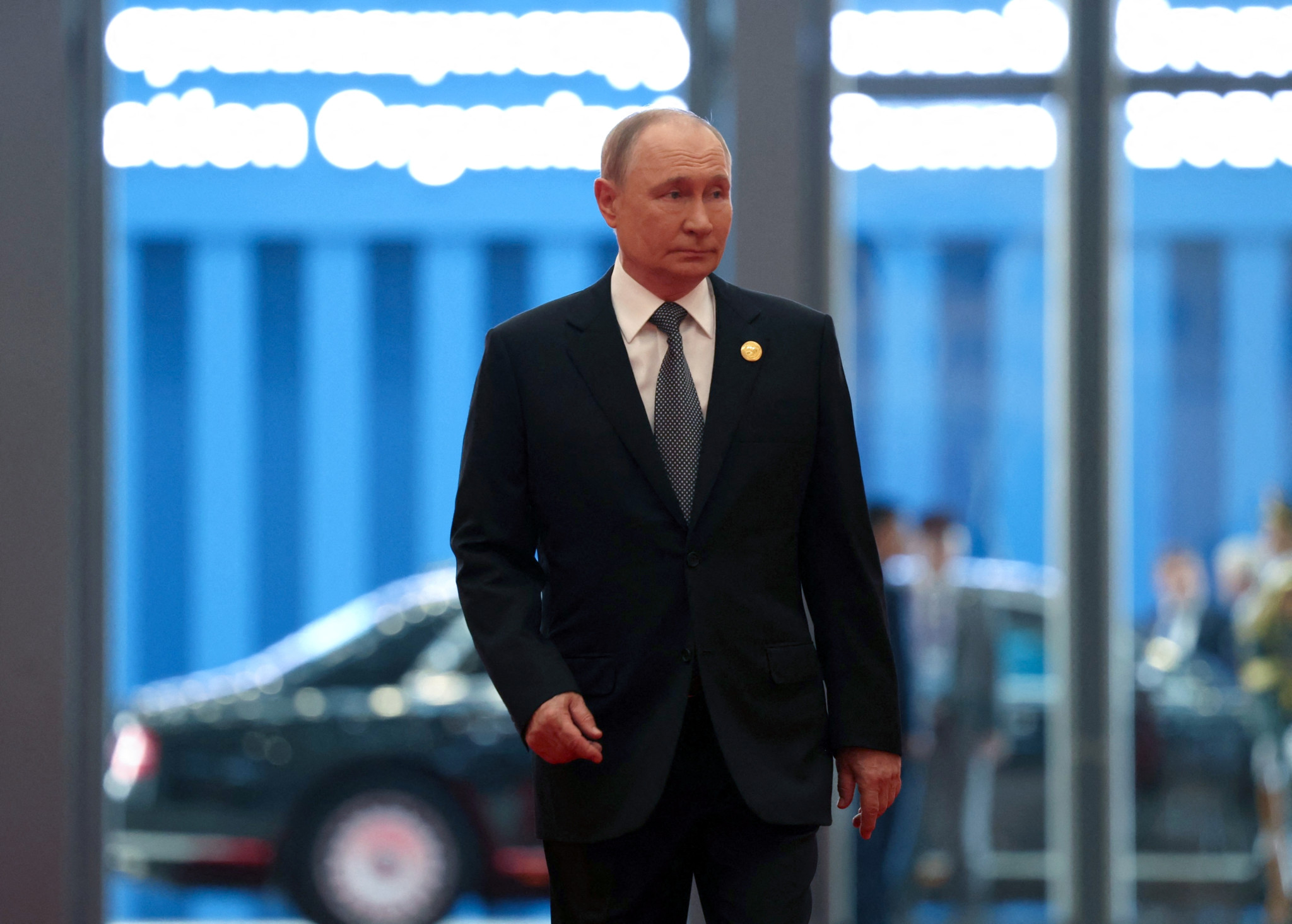 Vladimir Poutine arrivant au sommet de l’Organisation de coopération de Shanghai à Tianjin le 1ᵉʳ septembre 2025, avec une voiture en arrière-plan.