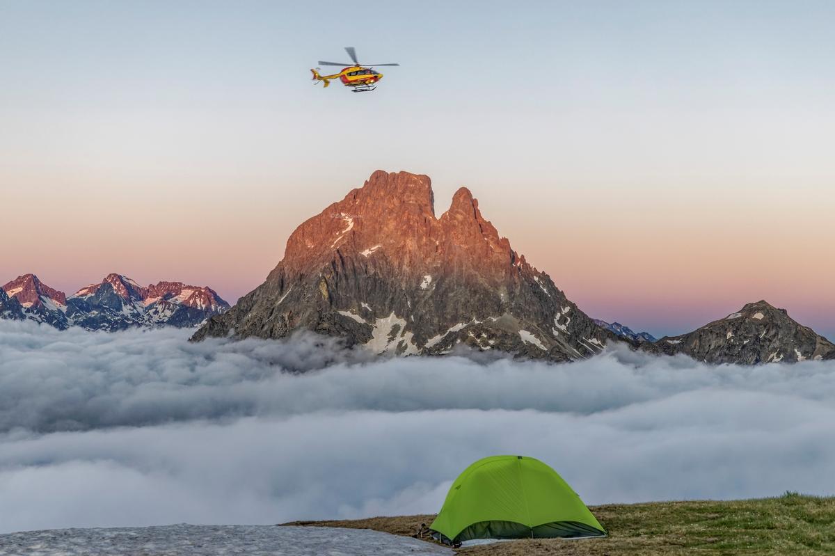 L’hélicoptère de la Sécurité civile, Dragon 64, passe au-dessus du Pic d’Ossau. Cette photo est devenue leur visuel de communication