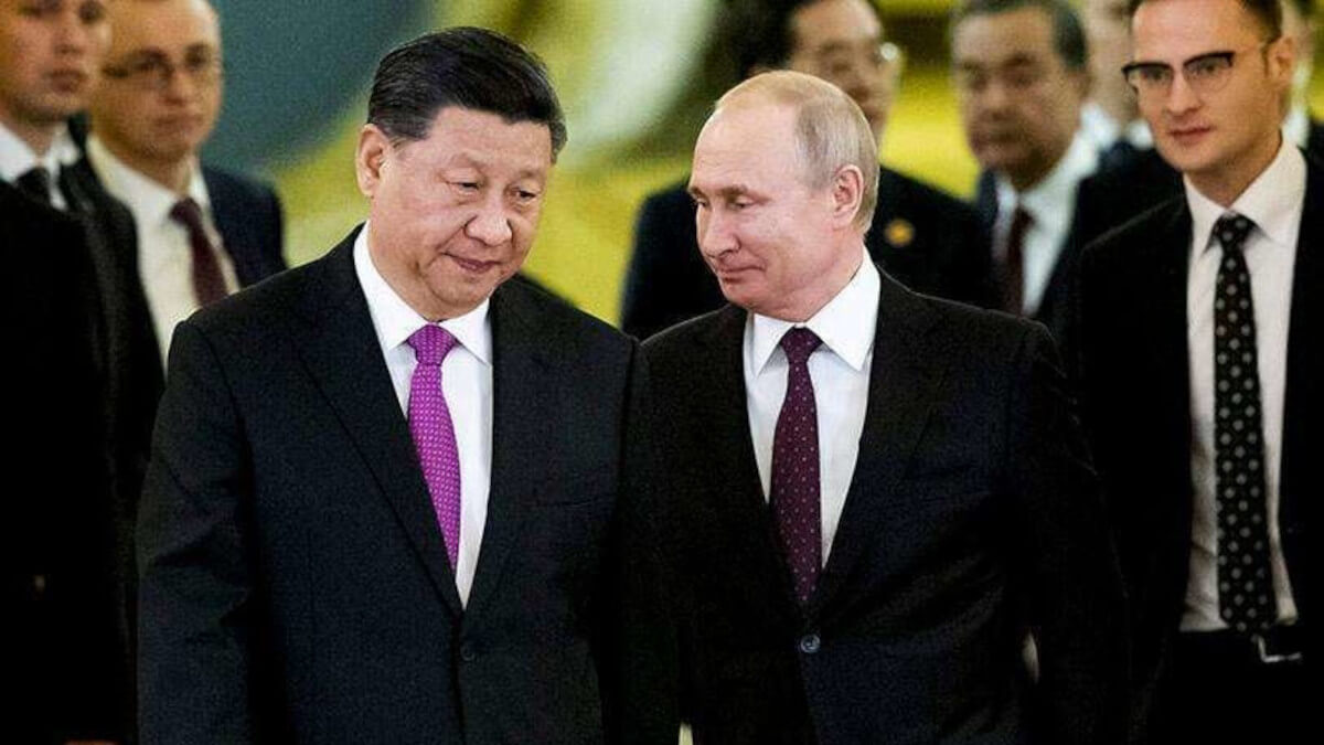 El presidente ruso Vladimir Putin (derecha) y el presidente chino Xi Jinping (izquierda) en el Kremlin de Moscú, en esta fotografía de archivo - PHOTO/AP