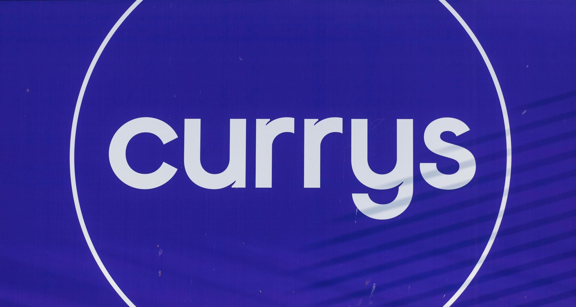 Les ventes de Currys en hausse de 3% au Royaume-Uni, lancement d'un rachat d'actions