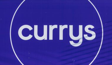 Les ventes de Currys en hausse de 3% au Royaume-Uni, lancement d'un rachat d'actions