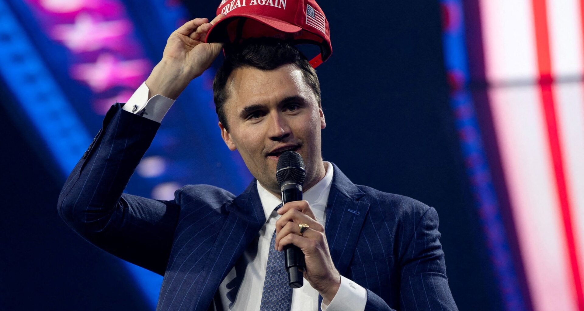 Il y a deux jours, un média américain payait des sorcières pour… maudire Charlie Kirk