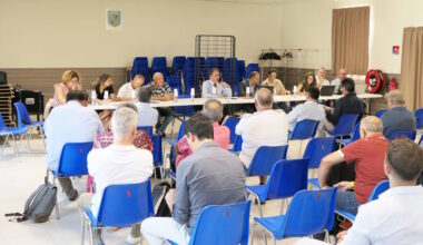 Le président Suaud  mène le débat à Villate.