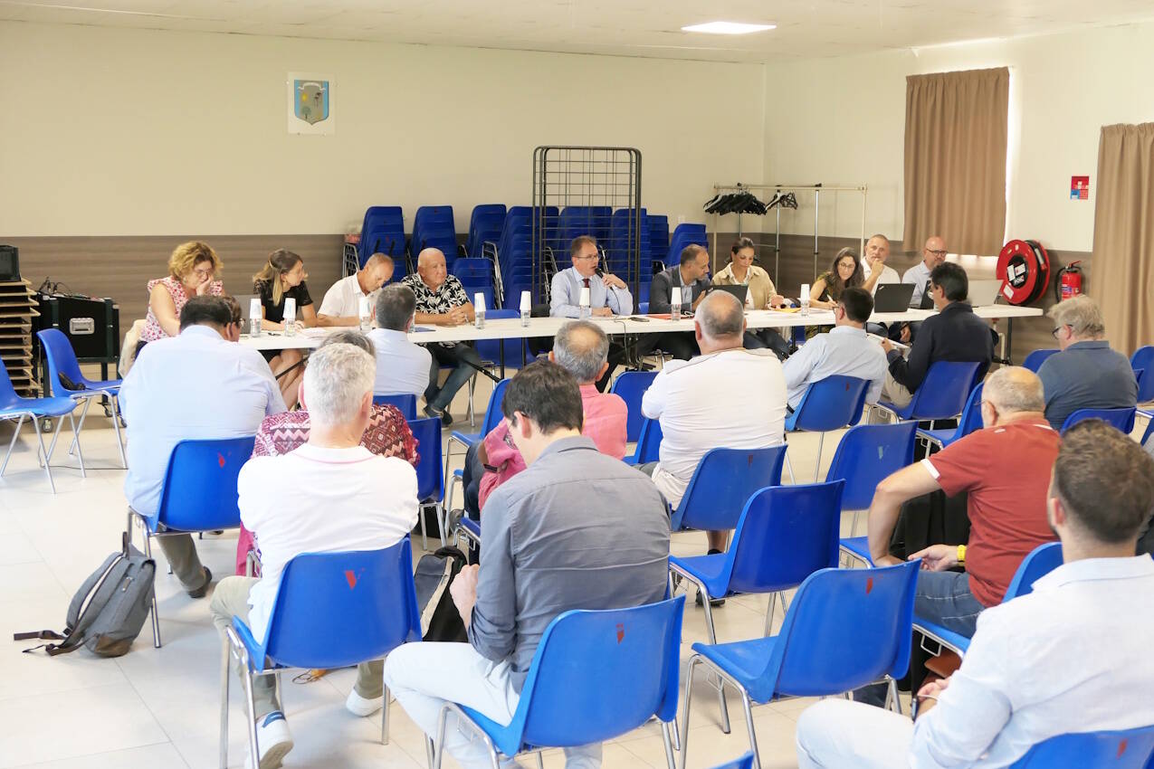 Le président Suaud  mène le débat à Villate.