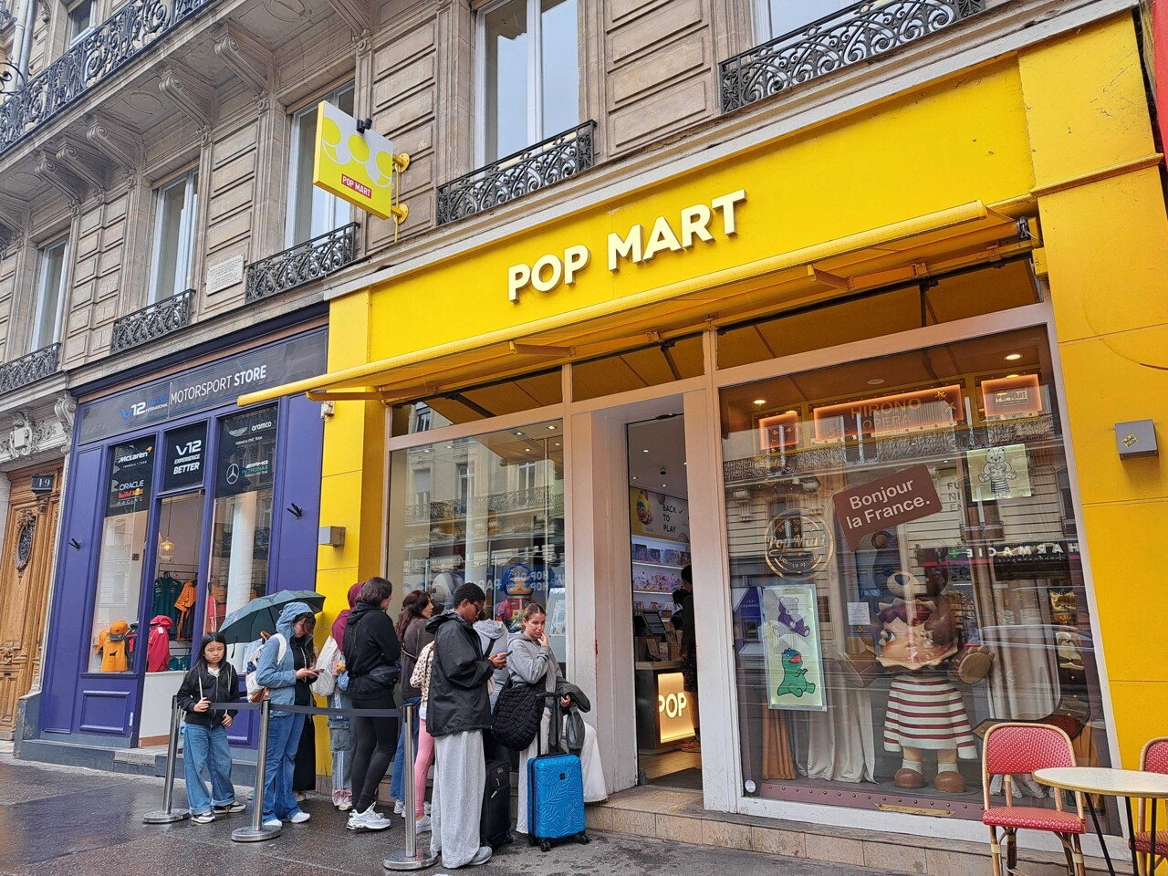 virales sur TikTok, les peluches Labubu se vendent comme des petits pains à Paris