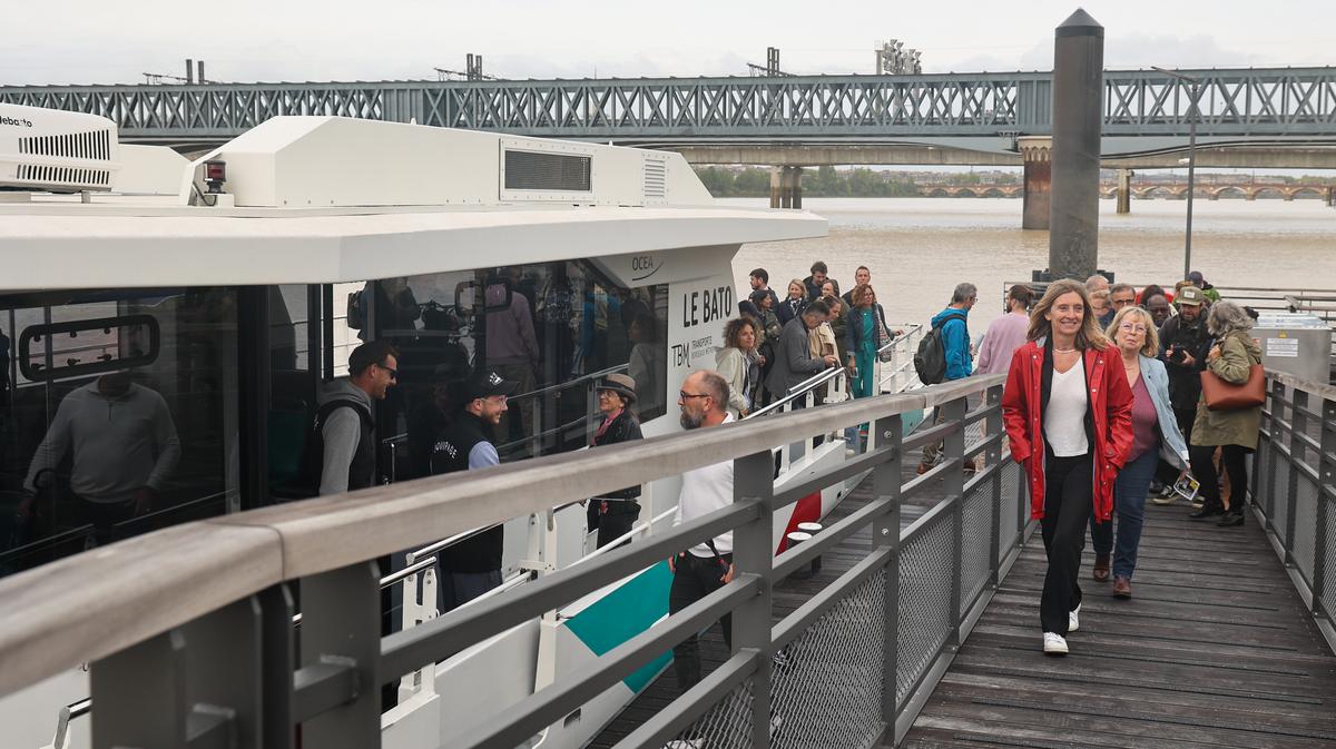 Le ponton se situe quai de la Souys, en amont de la passerelle Eiffel.