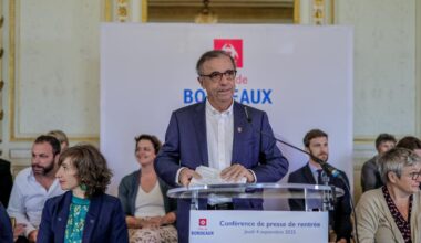 « Heureux […] maire d’une ville joyeuse, rayonnante, ouverte sur le monde », Pierre Hurmic fait sa rentrée politique