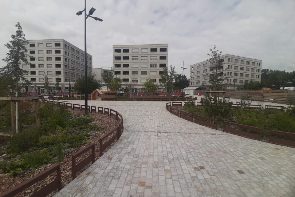 La future place centrale du quartier Malepère à Toulouse mêle des parties pavées et des espaces végétalisés.