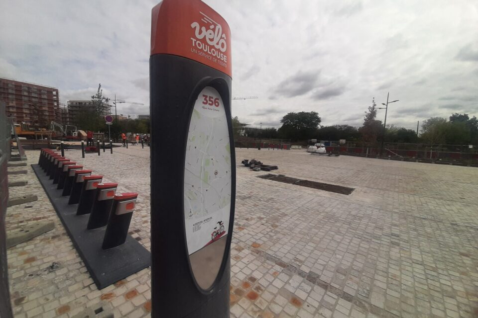 Une nouvelle station VelÔToulouse a été positionnée au niveau de la place.