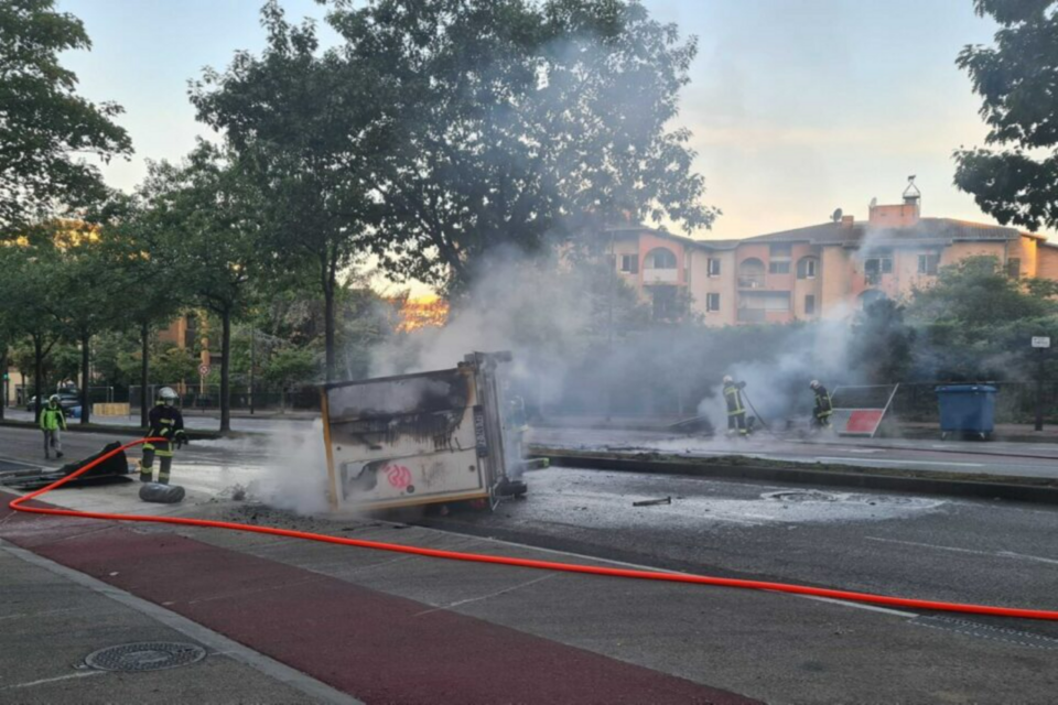 Une cabane de chantier a été déplacée sur l'avenue Georges Pompidou avant d'être incendiée.