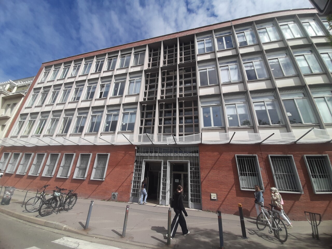 Un filet a été installé sur la façade de l'ex-bâtiment de Sciences-Po Toulouse : l'immeuble est-il en péril?
