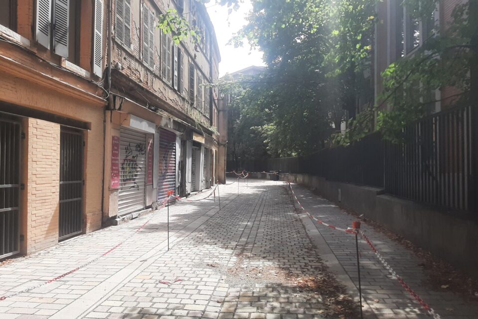 La rue suit la parc du lycée Saint-Sernin.