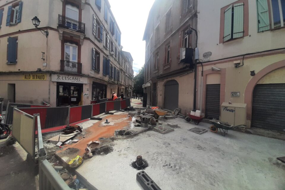 La placette située entre la rue des Trois-Piliers et la rue Gatien Arnoult est en cours de transformation. Elle sera arborée à la fin des travaux. 