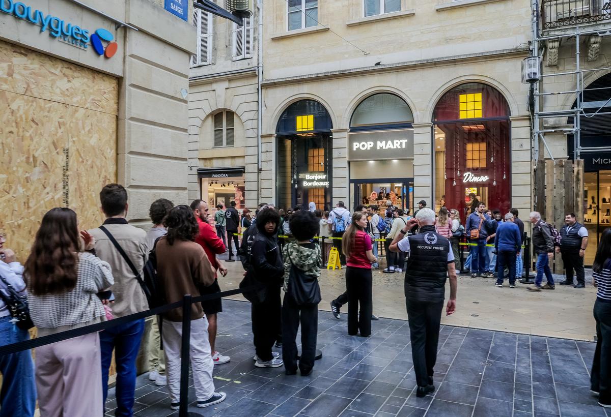 Les fans n’ont pas hésité à faire la queue, certains depuis la veille au soir, pour être des premiers acheteurs.