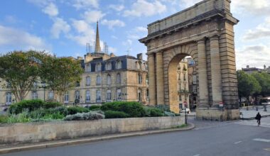 un homme tué d’un coup de couteau, ses agresseurs en fuite