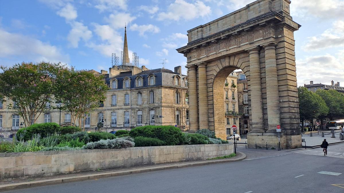 un homme tué d’un coup de couteau, ses agresseurs en fuite