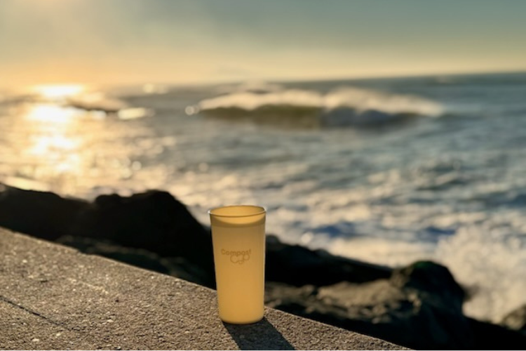 il a inventé un gobelet compostable et réutilisable !