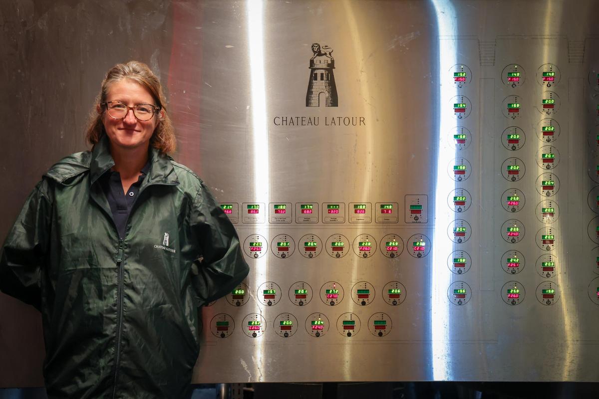 Hélène Génin, directrice technique du château Latour, coordonne l’immense chantier des vendanges, avec plus de 300 personnes au travail.