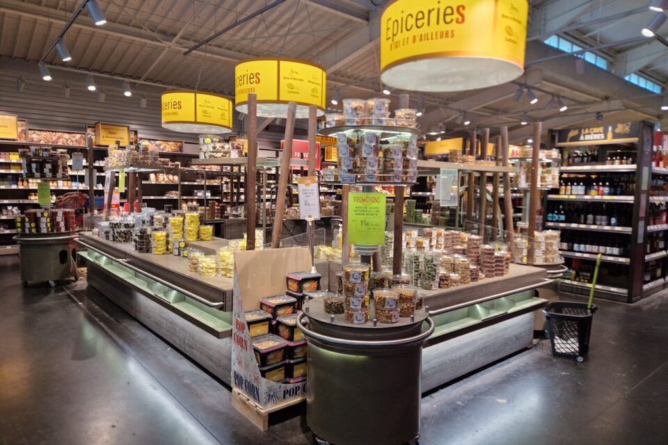 Tous les Grands Frais sont organisés de la même manière avec la zone boucherie-charcuterie à l'entrée, primeur au centre et crémerie dans le fond du magasin. Sur les côtés, l'épicerie.