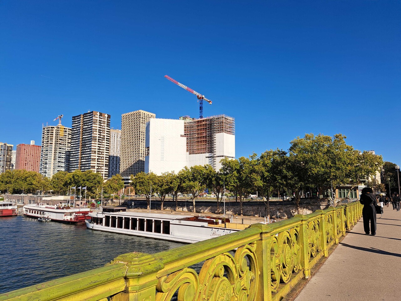 Dans le quartier Beaugrenelle à Paris, la tour Mirabeau veut "reconnecter" les salariés à la ville