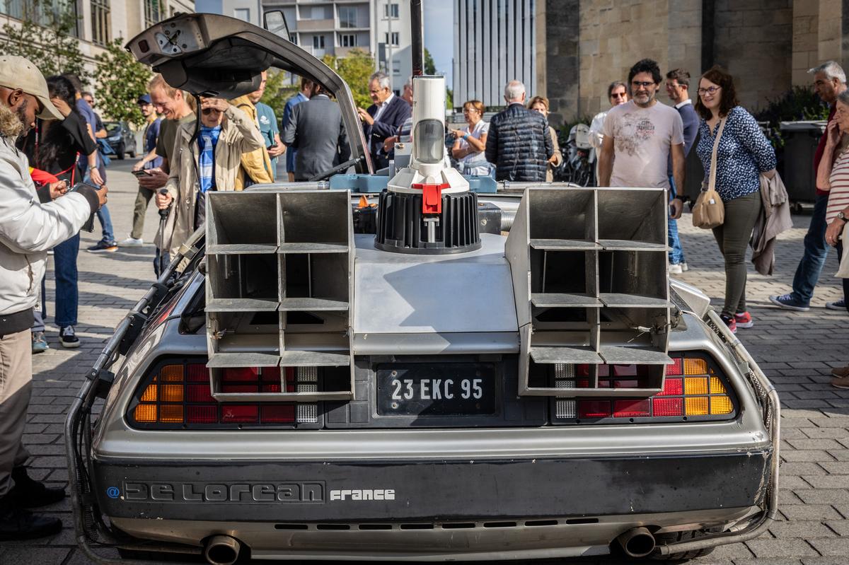 La DeLorean DMC-12 a été achetée il y a 25 ans. Il a fallu trois ans pour en faire une réplique de celle du film.