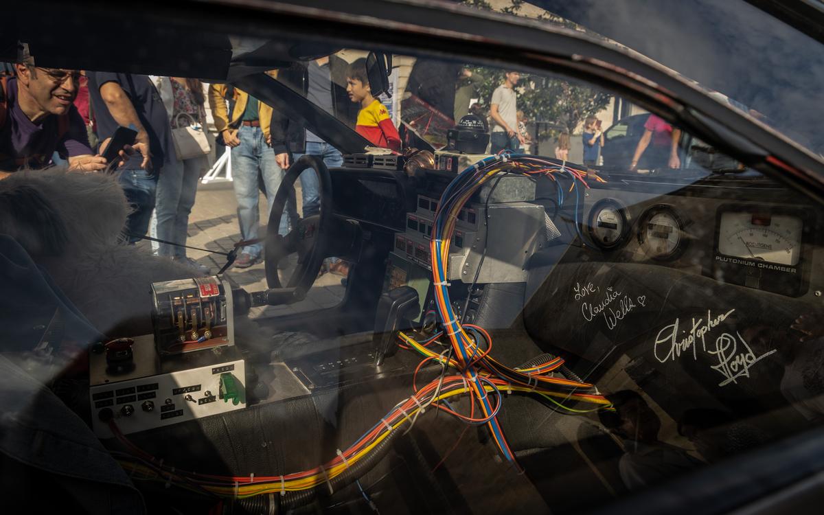 La DeLorean DMC-12 d’Olivier Fradin est notamment signée par Christopher Lloyd, qui jouait le rôle du Doc dans le film. Toujours vivant, l’acteur est aujourd’hui âgé de 86 ans.